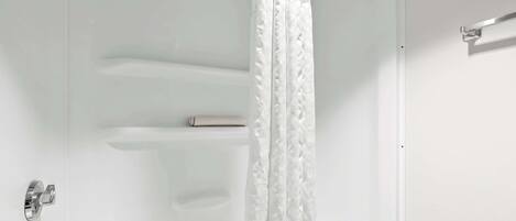 Ein modernes Badezimmer mit einer Badewanne, einer Duschvorhang und einem Handtuchhalter.