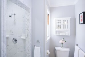 Queen Room with Courtyard View (No Pets) | Bathroom | Shower, free toiletries, hair dryer, towels