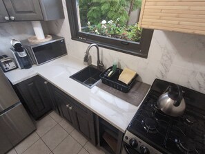 Studio | Eget kjøkken | Kjøleskap, mikrobølgeovn, kaffetrakter/tekoker og høy barnestol