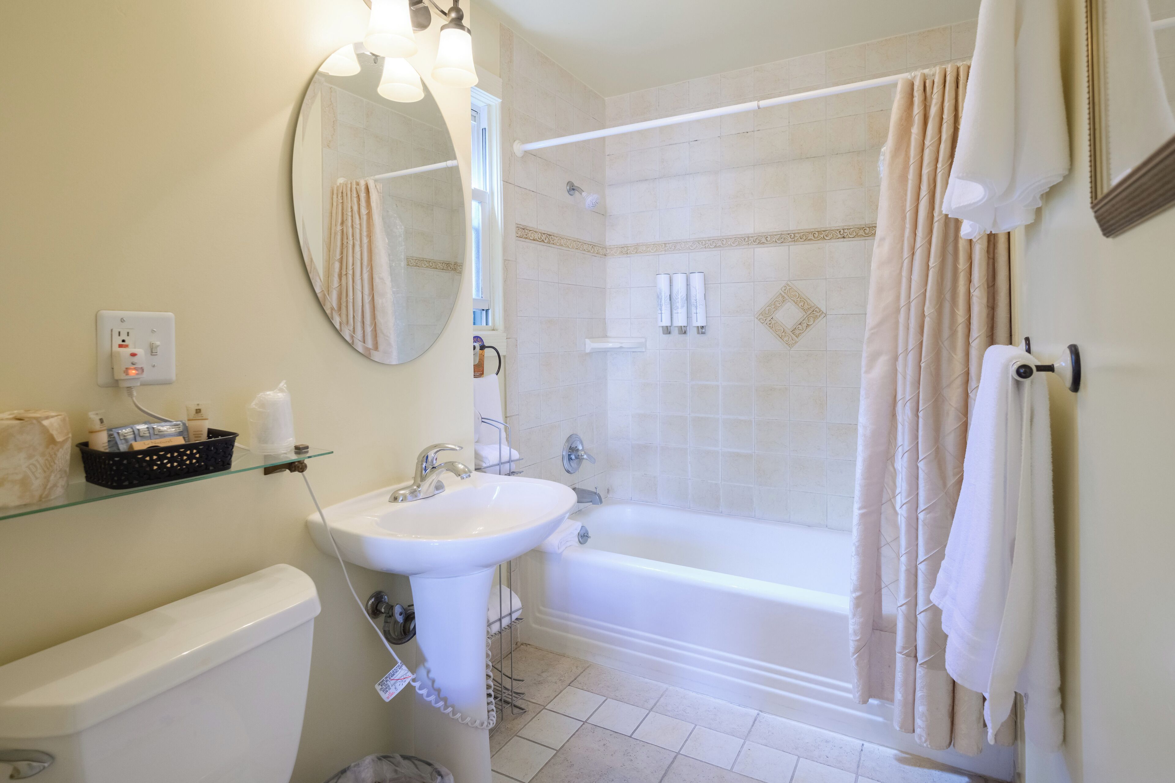 suite, 1 bedroom, kitchen, city view | bathroom | shower, free toiletries, hair dryer, towels
