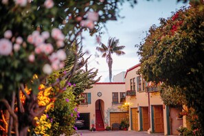 Courtyard - Marina Motel (San Francisco)