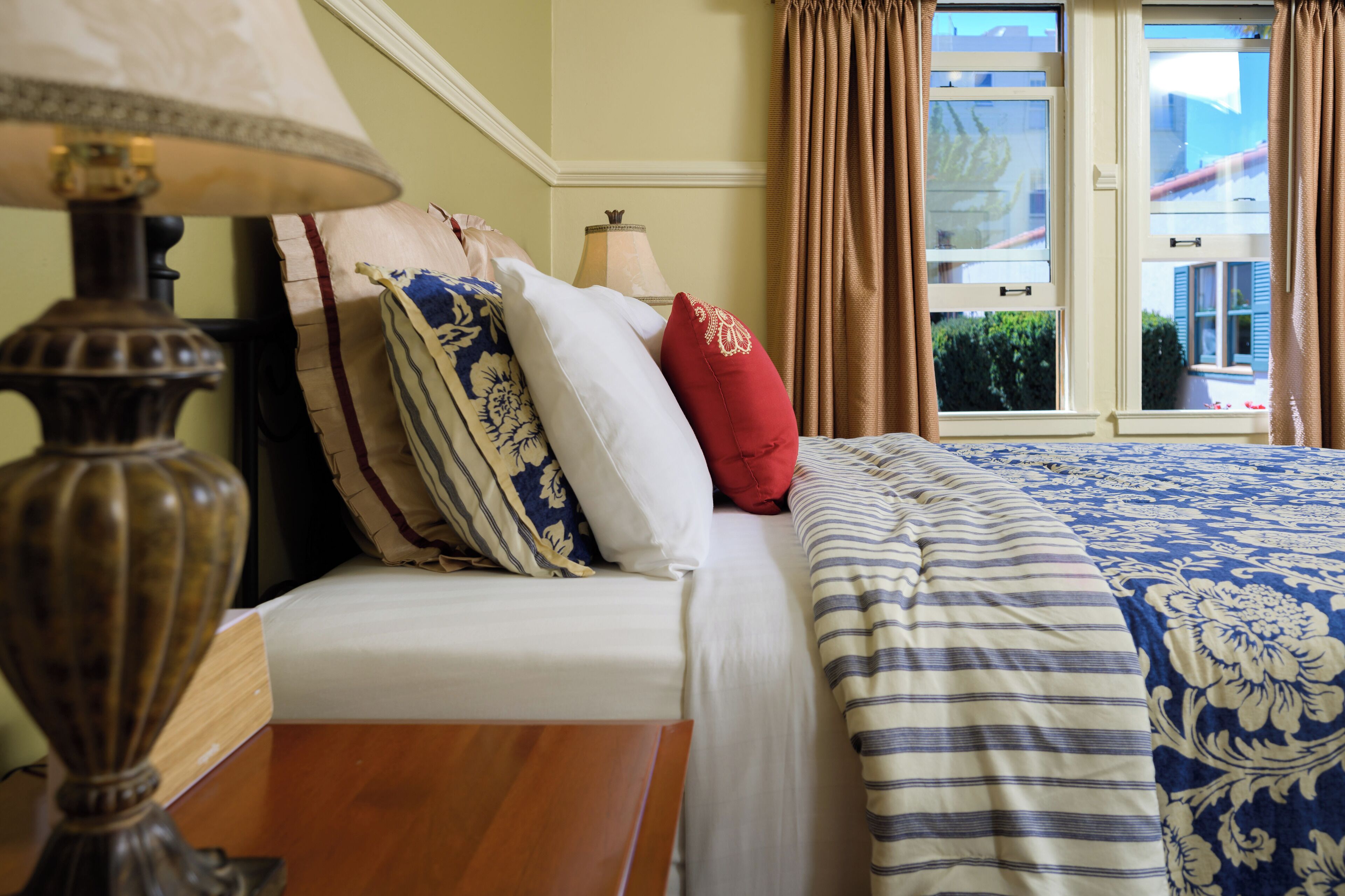 room, 1 queen bed, courtyard view | 1 bedroom, minibar, iron/ironing board, free wifi