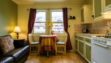 Suite, 1 Bedroom, Kitchen, City View | Living room