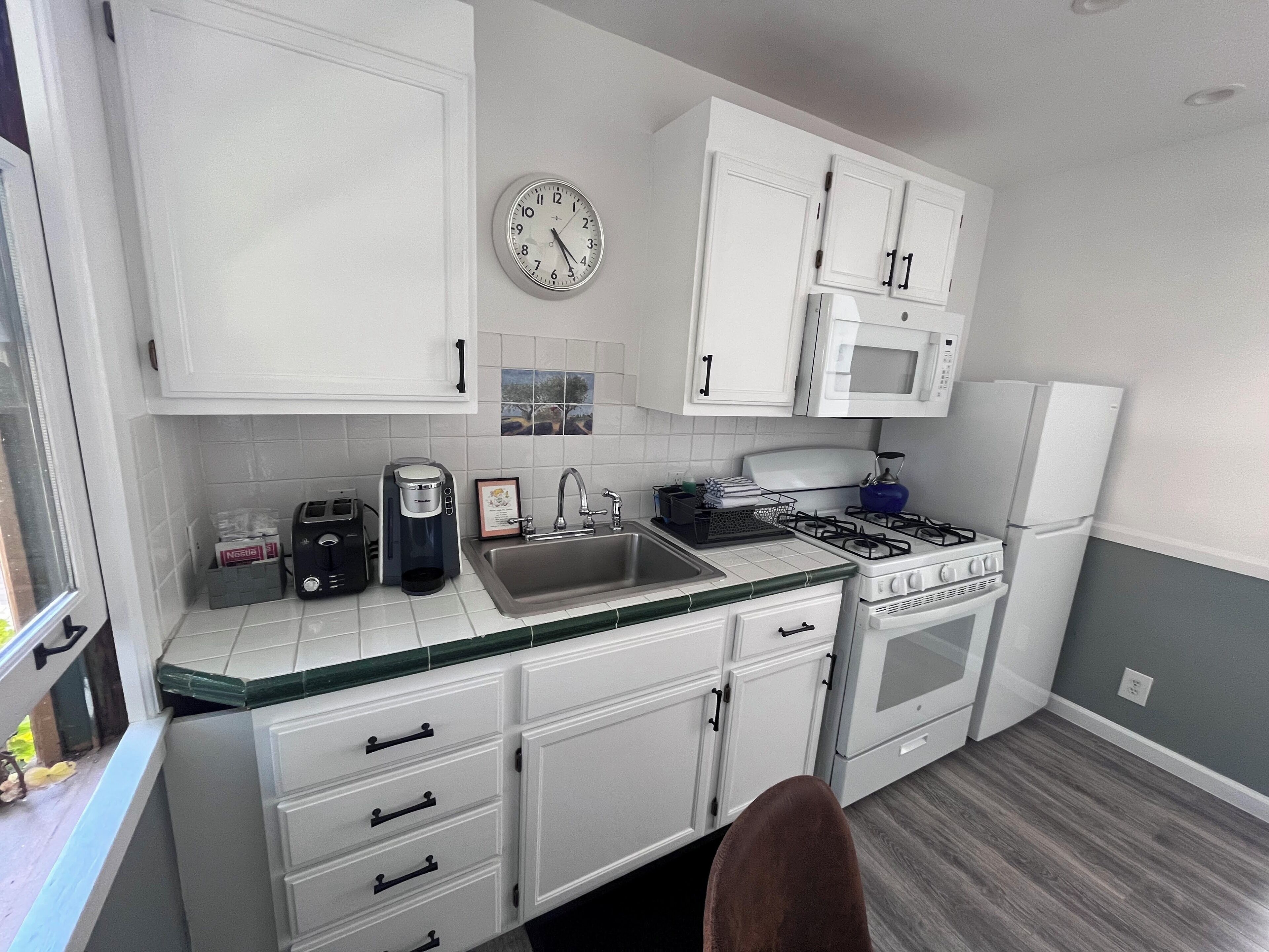 开间套房, 花园景观 | 私人厨房 | 冰箱、微波炉、茶具/咖啡用具、高脚椅