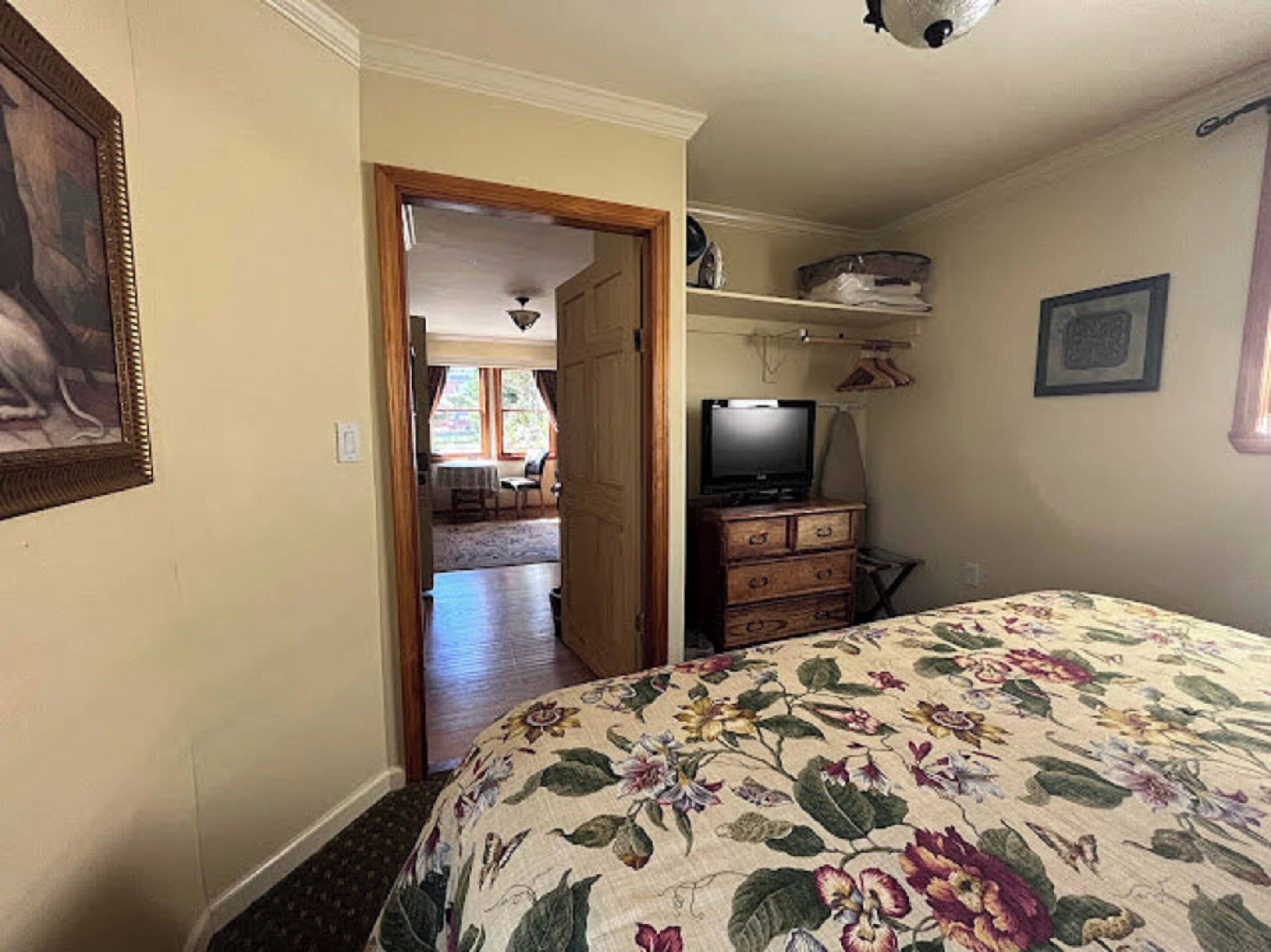 King Suite with Courtyard View (Dog Friendly) | Minibar, iron/ironing board, free WiFi, bed sheets