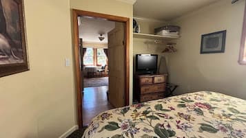 King Suite with Courtyard View (Dog Friendly) | Minibar, iron/ironing board, free WiFi, bed sheets