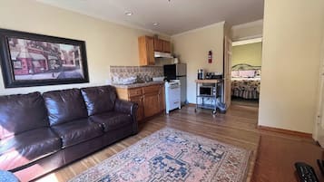 Suite, 1 slaapkamer, uitzicht op binnenplaats | Woonruimte | Een flatscreentelevisie en speelgoed