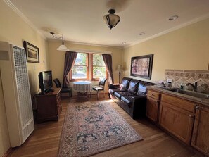 Living area - Marina Motel (San Francisco)