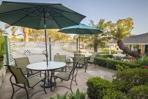 Zimmer, 1 Queen-Bett | Terrasse/Patio