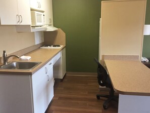 Studio, 1 King Bed, Non Smoking | Private kitchen