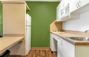 Studio, 1 King Bed, Non Smoking | Private kitchen