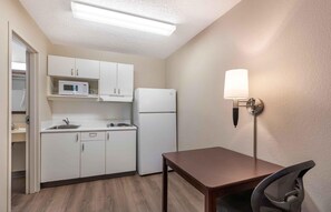 Studio, 2 tweepersoonsbedden, niet-roken | Een bureau, een strijkplank/strijkijzer, gratis babybedden, gratis wifi