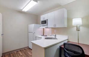 Estudio, 1 cama Queen size, para no fumadores | Cocina privada | Refrigerador, microondas y parrilla de estufa