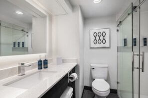 Een douche, gratis toiletartikelen, een haardroger, handdoeken