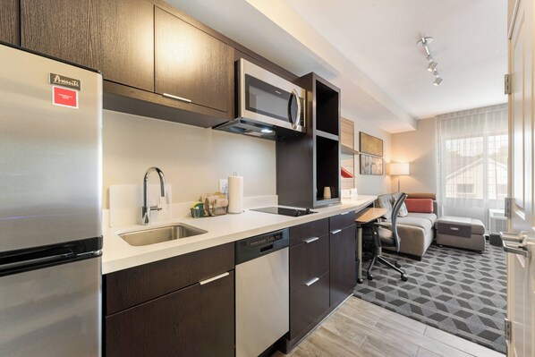 Full-size fridge, microwave, stovetop, dishwasher