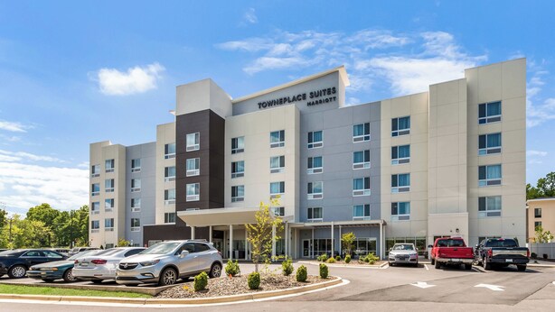 A multi-story hotel with a modern design, featuring a prominent sign for TownePlace Suites Marriott. - TownePlace Suites by Marriott Greensboro Coliseum Area (Greensboro)