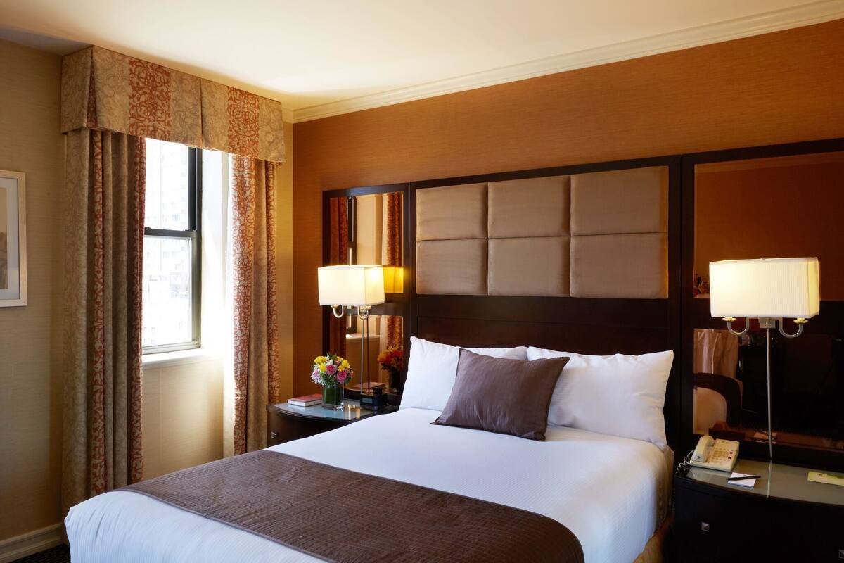 Classic Queen, 1 Queen Bed | Premium bedding, pillowtop beds, in-room safe, desk