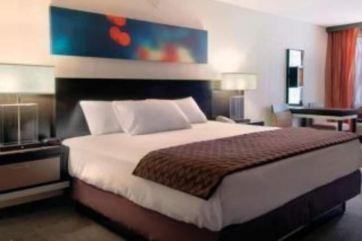 Tallelokero huoneessa, pimennysverhot, silitysrauta/-lauta, vauvansängyt