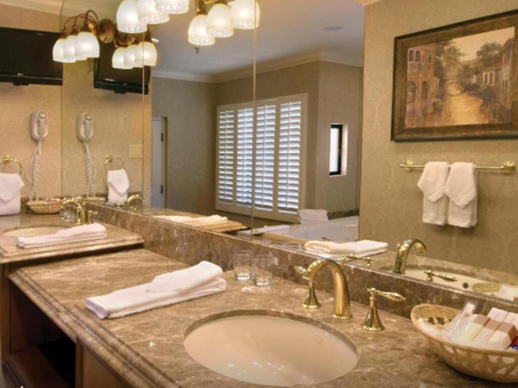 Kylpyhuone | Ympäristöystävälliset hygieniatuotteet, hiustenkuivaaja, pyyhkeet