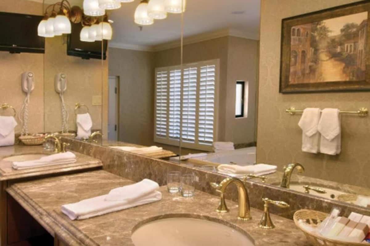 Kylpyhuone | Ympäristöystävälliset hygieniatuotteet, hiustenkuivaaja, pyyhkeet