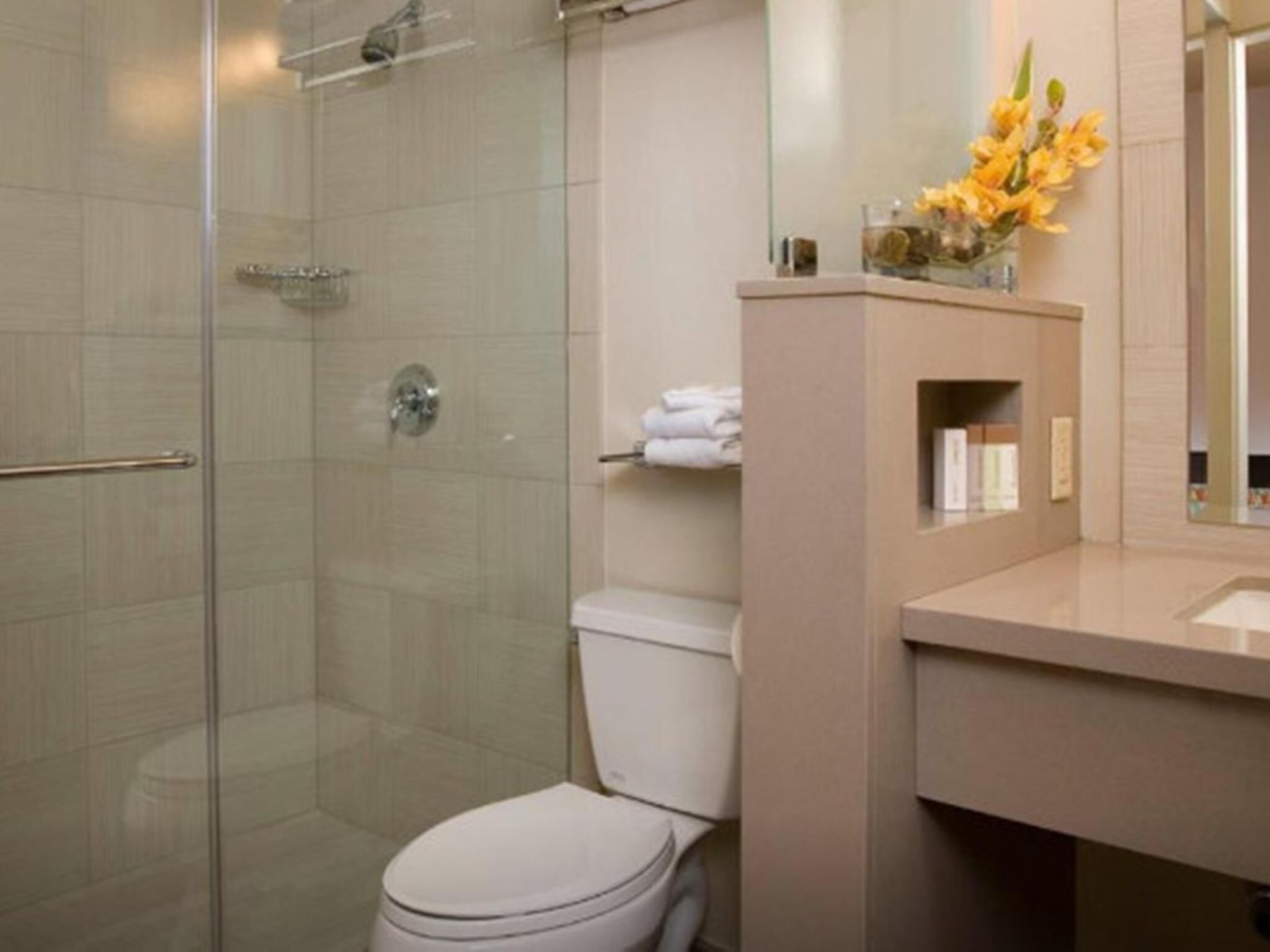 Kylpyhuone | Ympäristöystävälliset hygieniatuotteet, hiustenkuivaaja, pyyhkeet