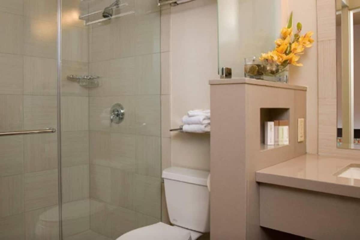 Kylpyhuone | Ympäristöystävälliset hygieniatuotteet, hiustenkuivaaja, pyyhkeet