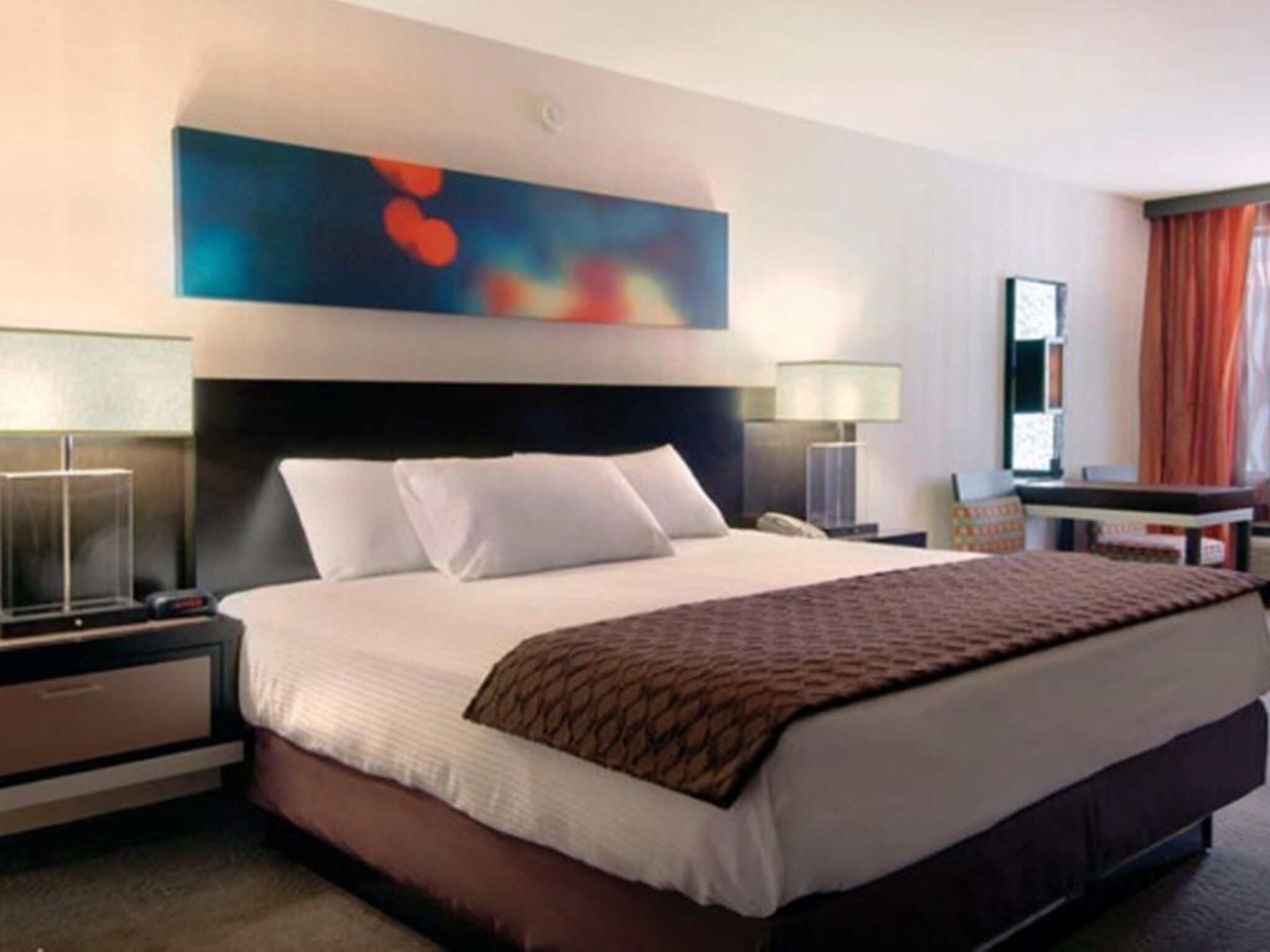 Tallelokero huoneessa, pimennysverhot, silitysrauta/-lauta, vauvansängyt