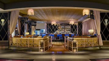 2 bars/lounges, cocktail bar