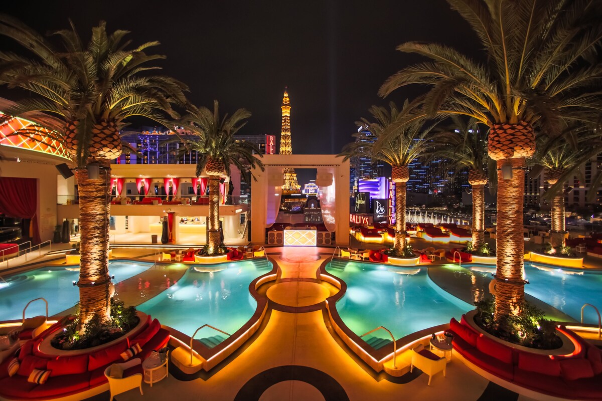 Seasonal outdoor pool, open 11:00 AM to 5:00 PM, cabanas (surcharge)