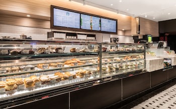 2 restaurants, breakfast, lunch, dinner served; Italian cuisine at The Cromwell 