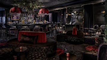 2 bars/lounges, cocktail bar