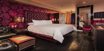 Premium bedding, pillowtop beds, minibar, in-room safe at The Cromwell 