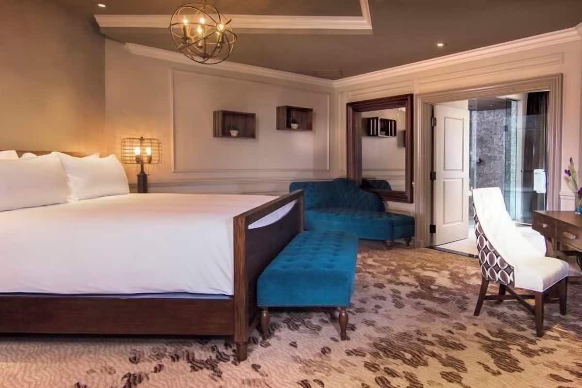 Premium bedding, pillowtop beds, minibar, in-room safe