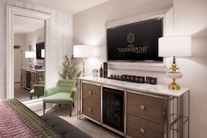 Premium bedding, pillowtop beds, minibar, in-room safe - The Vanderpump Las Vegas Hotel Casino - A Caesars Rewards Destination (Las Vegas)