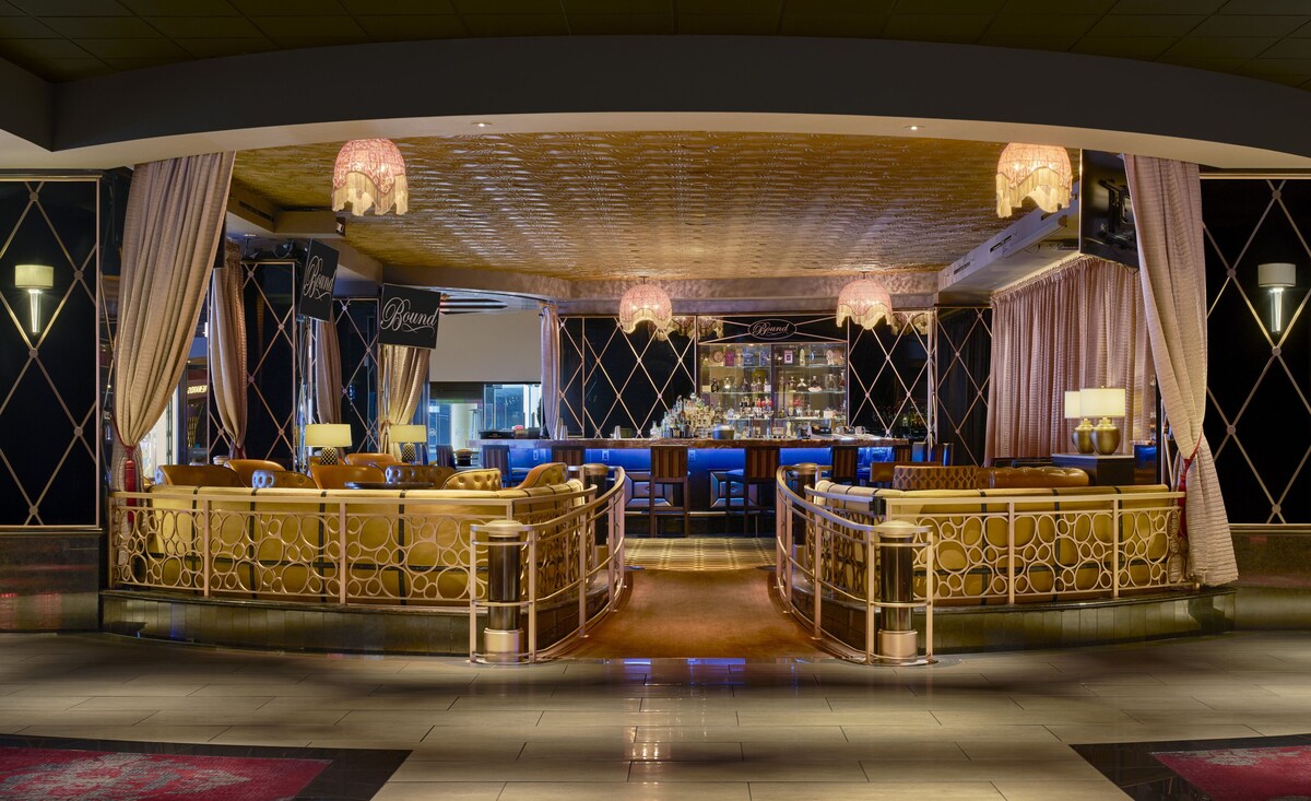 3 bars/lounges, cocktail bar