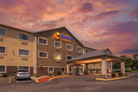Exterior. Comfort Suites Omaha Northwest