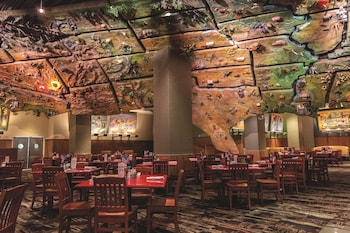 17 restaurants, breakfast, lunch, dinner served; American cuisine at New York-New York Hotel & Casino