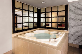 Spa Suite | Premium bedding, pillowtop beds, in-room safe, blackout drapes at New York-New York Hotel & Casino