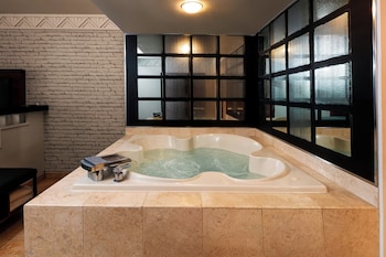 Players Suite | Premium bedding, pillowtop beds, in-room safe, blackout drapes at New York-New York Hotel & Casino