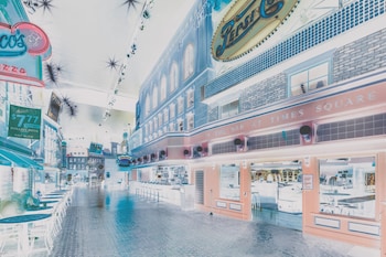 9 bars/lounges, poolside bar at New York-New York Hotel & Casino