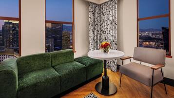 Phòng Suite (Spa Suite) | Bộ đồ giường cao cấp, nệm có lớp đệm bông, két bảo mật tại phòng