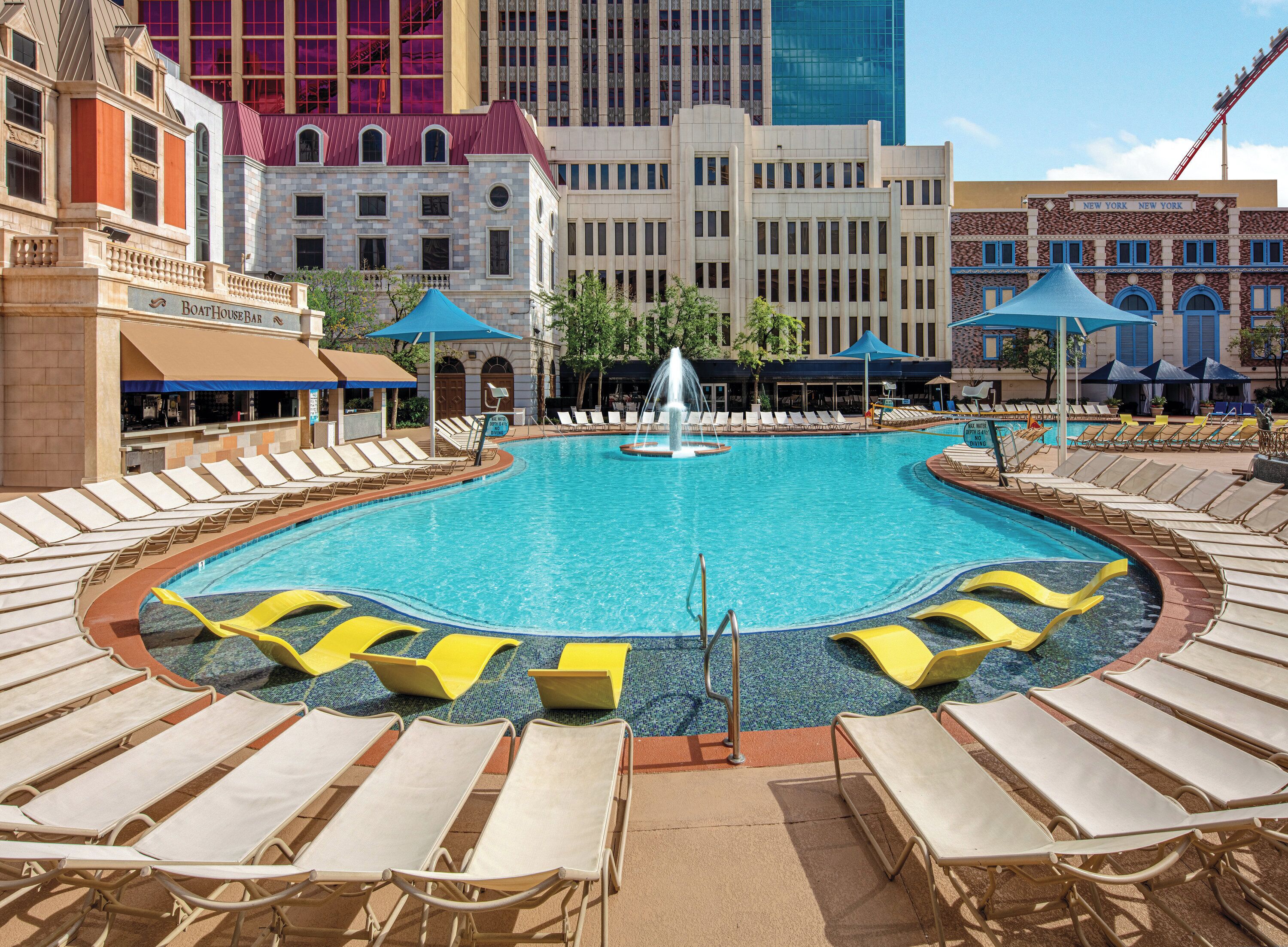 Piscine extérieure (ouverte en saison), chaises longues