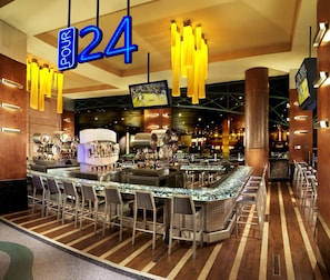 9 bares o lounges, bar junto a la alberca 