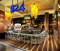 9 bares y bar junto a la piscina