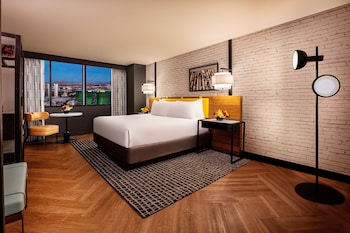 Soho Premier King | Premium bedding, pillowtop beds, in-room safe, blackout drapes at New York-New York Hotel & Casino