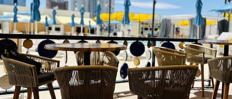Bar en bord de piscine