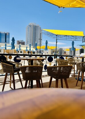 Bar au bord de la piscine
