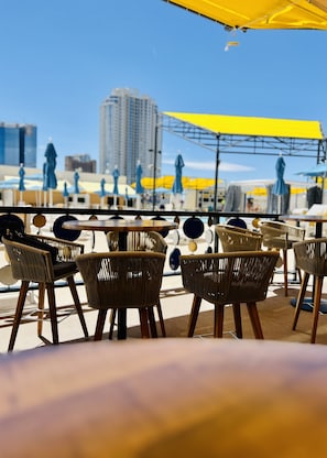 Bar au bord de la piscine