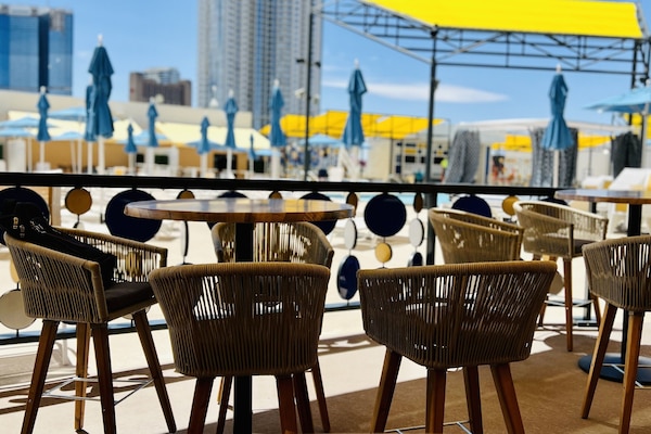 Poolside bar