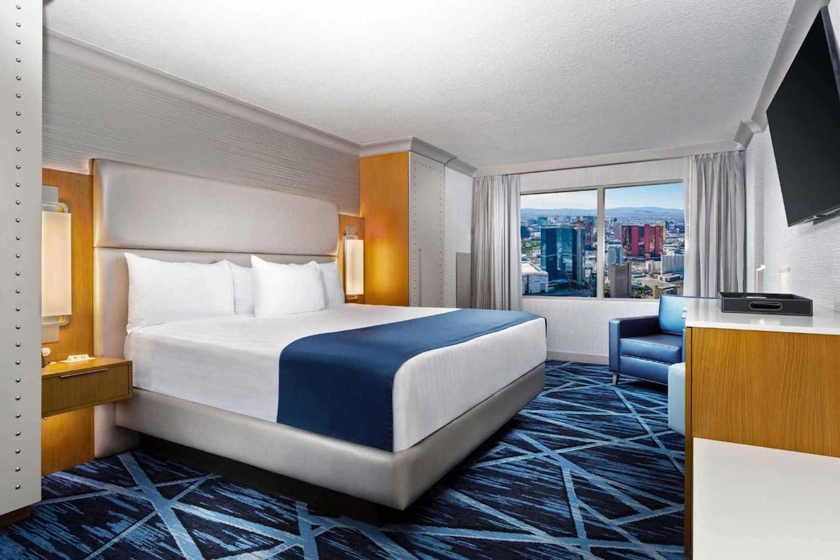 Premium bedding, desk, blackout drapes, WiFi (free)